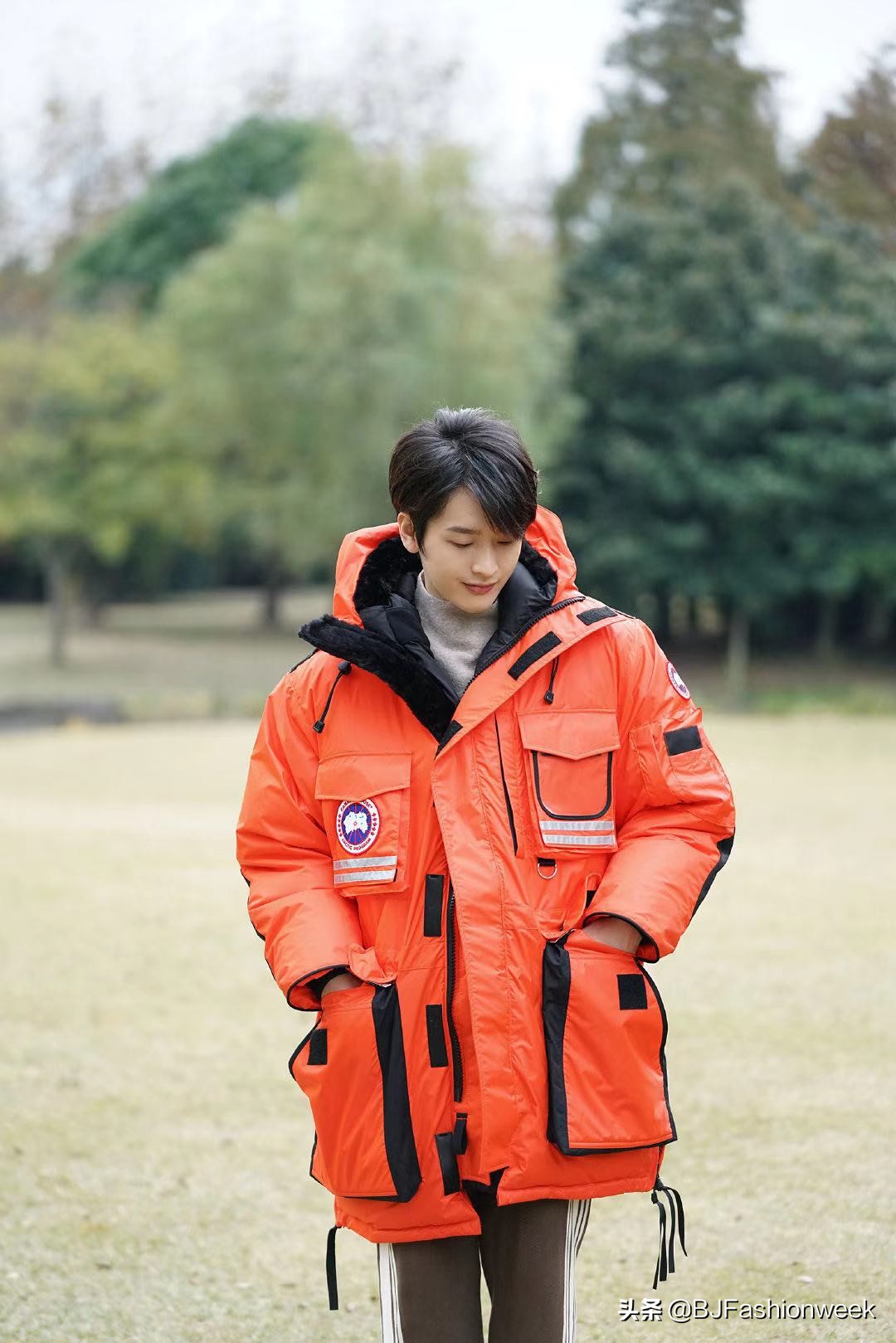 男生不管多大，都可以种草橘色系外搭，不论怎么搭都超帅