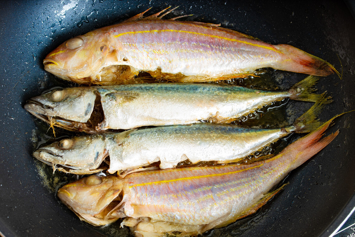 不管煎什么鱼,不要加盐或裹粉,牢记2个技巧,鱼肉完整不粘锅