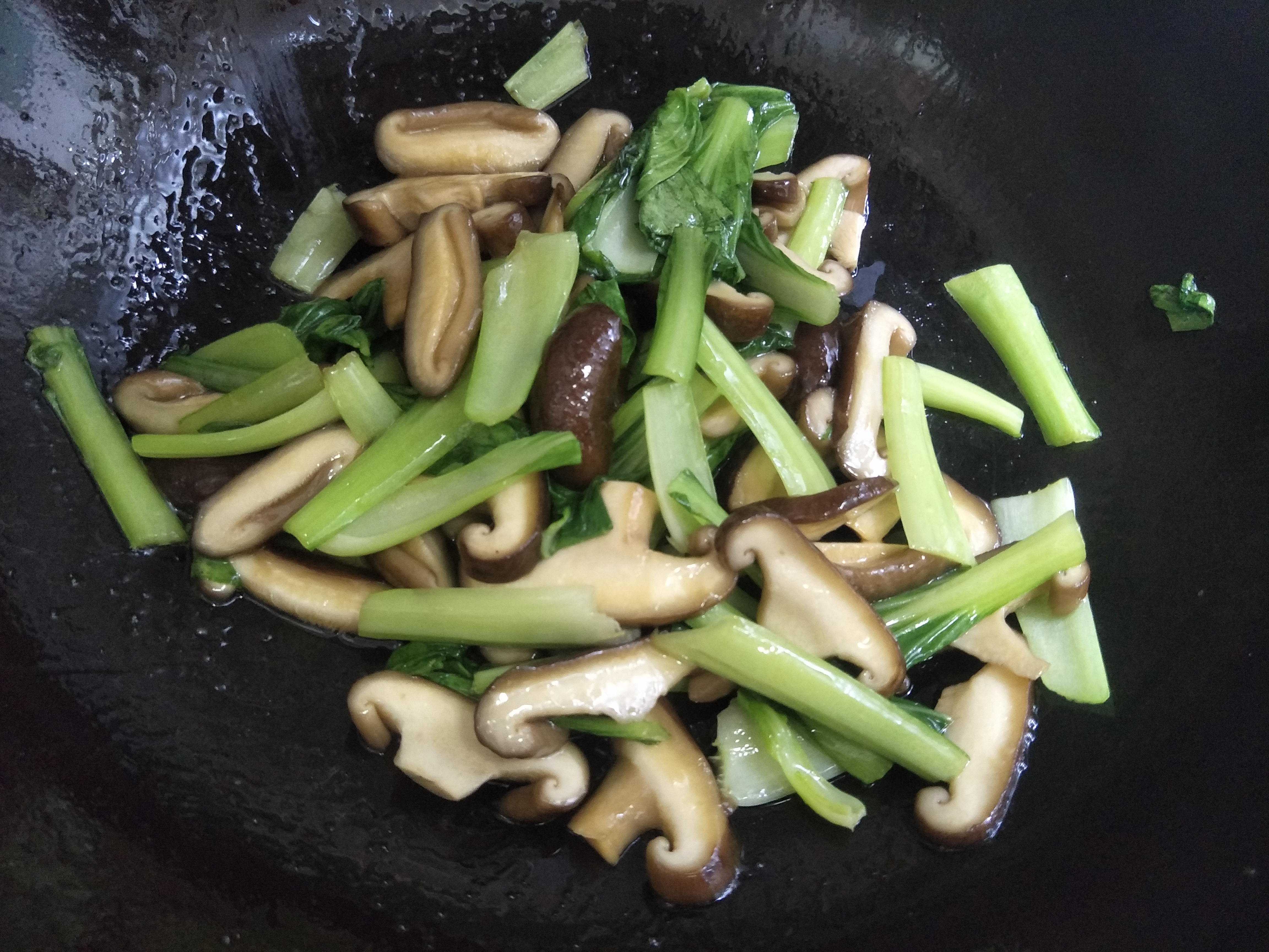 香菇炒油菜，先放油菜还是香菇？顺序要正确，教你详细做法