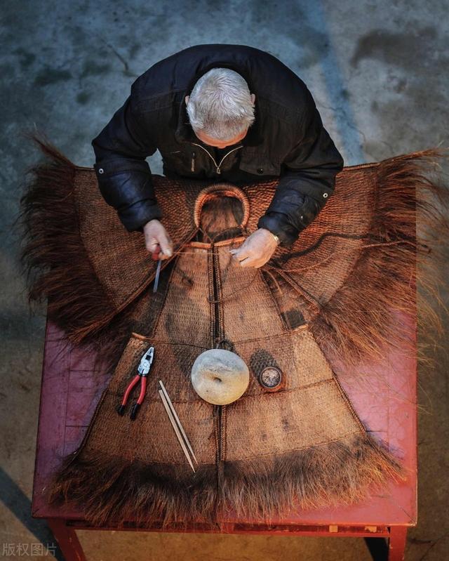 有"蓑衣"和"斗笠",若想回顾古人穿戴它们的形象,可以学习古代的"诗词"