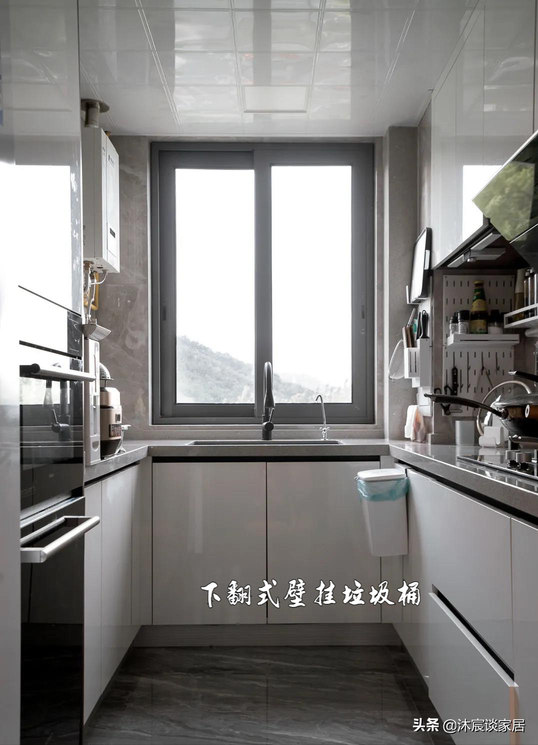 改变墨守成规的布置，她坚持把沙发背景改成矮墙，真是通透又美观