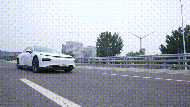 试驾小鹏P7「超长版电动超跑」！智能驾驶实用，续航里程不虚标