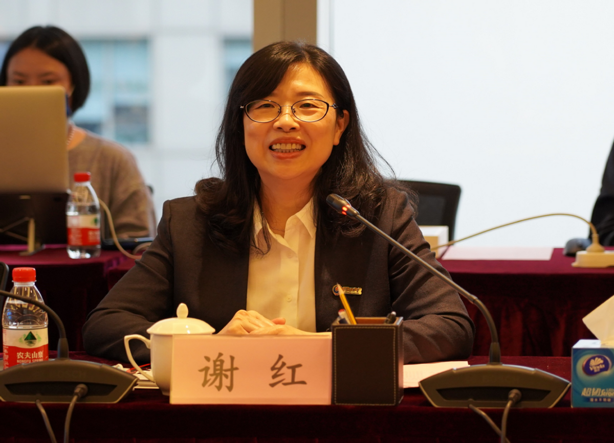 在活动中,泸州老窖财务总监谢红与受访企业进行了愉快务实的交流,为