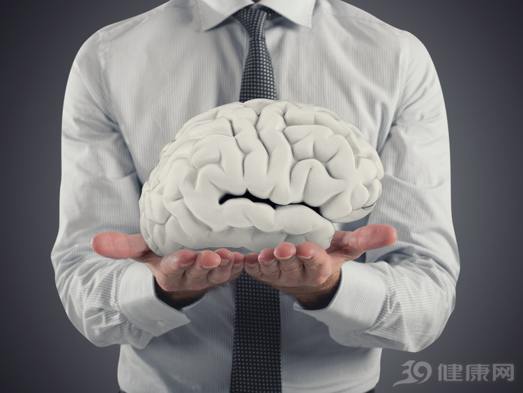 为何睡觉时，身体会突然“抖”一下，像踩空一样？3个原因回答你