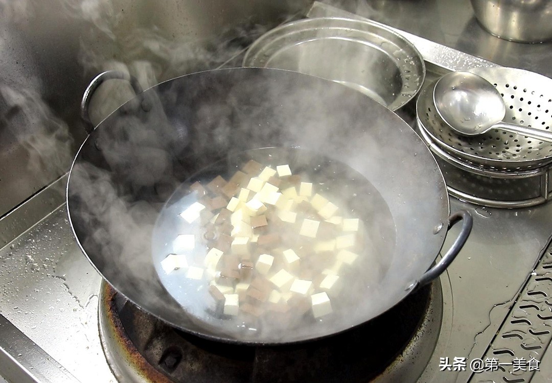 爱吃豆腐的要收藏了，大厨教你在家做鸭血豆腐汤，口感鲜嫩又清汤