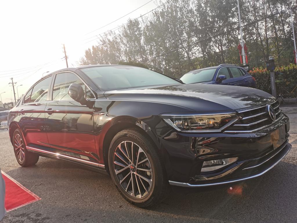中高端车：大众迈腾，9个气囊+6.6升油耗，这车配置可以了