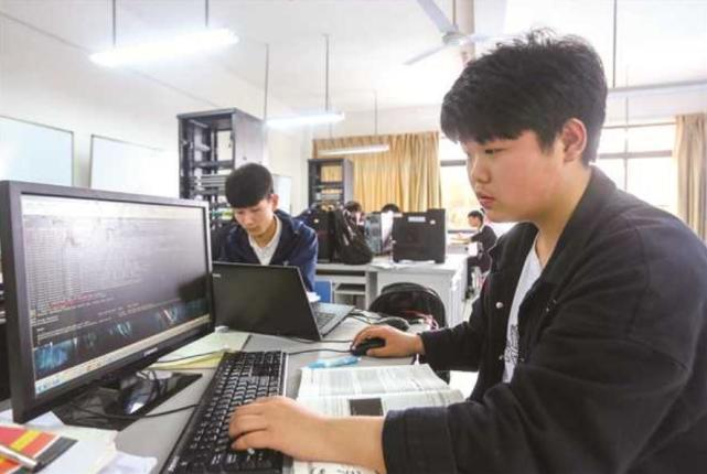 公务员“热门专业”出炉，报志愿选对专业，毕业后有机会端铁饭碗