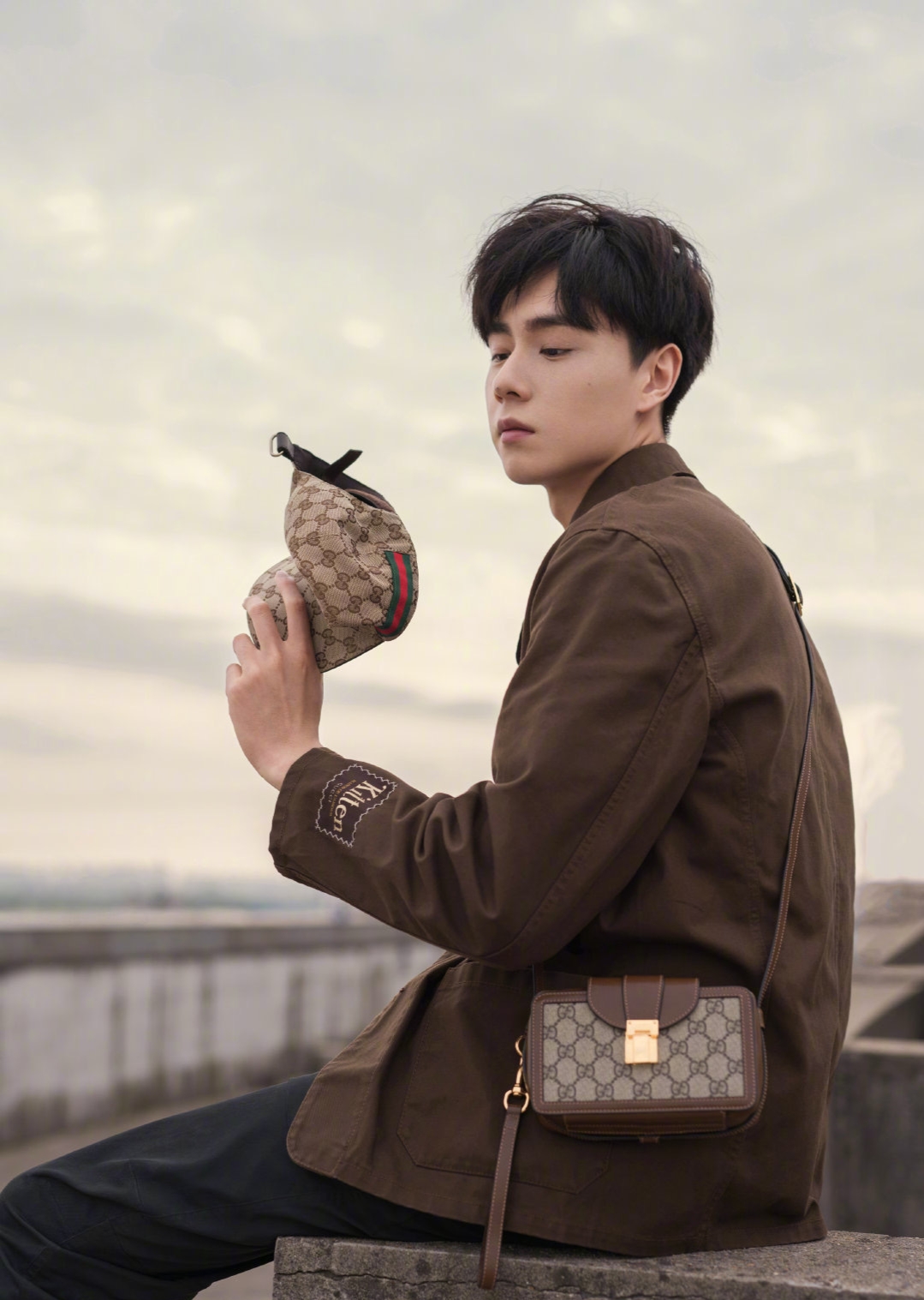 胡一天写真似"画报".白色衬衫休闲随性,阳光少年不惧岁月