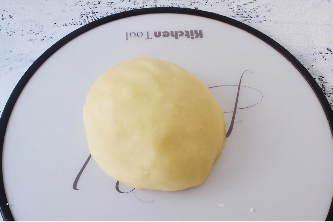 1碗糯米粉加上半勺红糖，做一份好吃解馋的小吃，软糯好吃