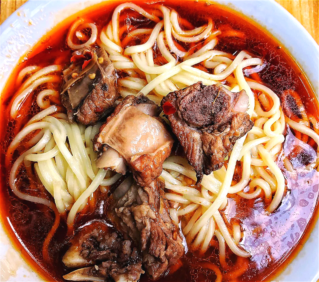 成都美食江湖的“独门秘籍”！鱼香排骨面，酸甜微辣，味道太巴适