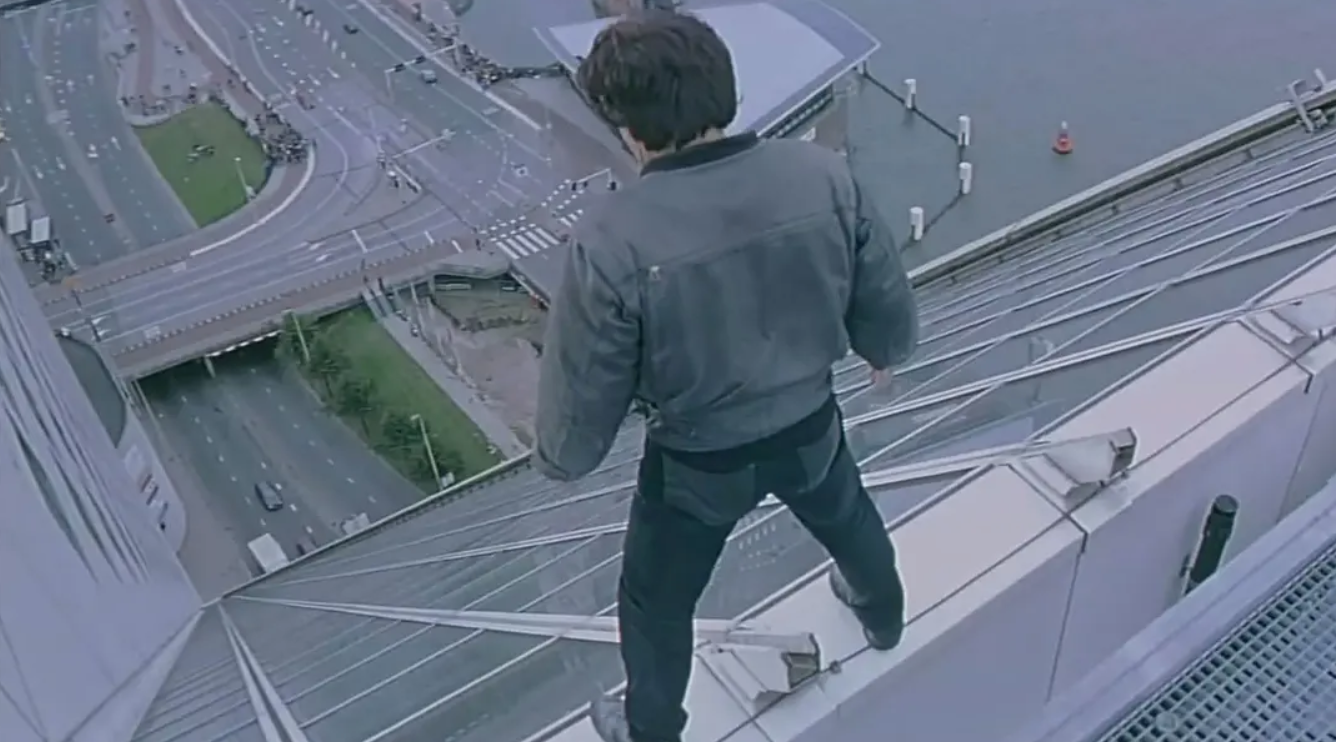 23年前，成龙为悼念恩师从21楼纵身一跃，跳出世界纪录震惊好莱坞