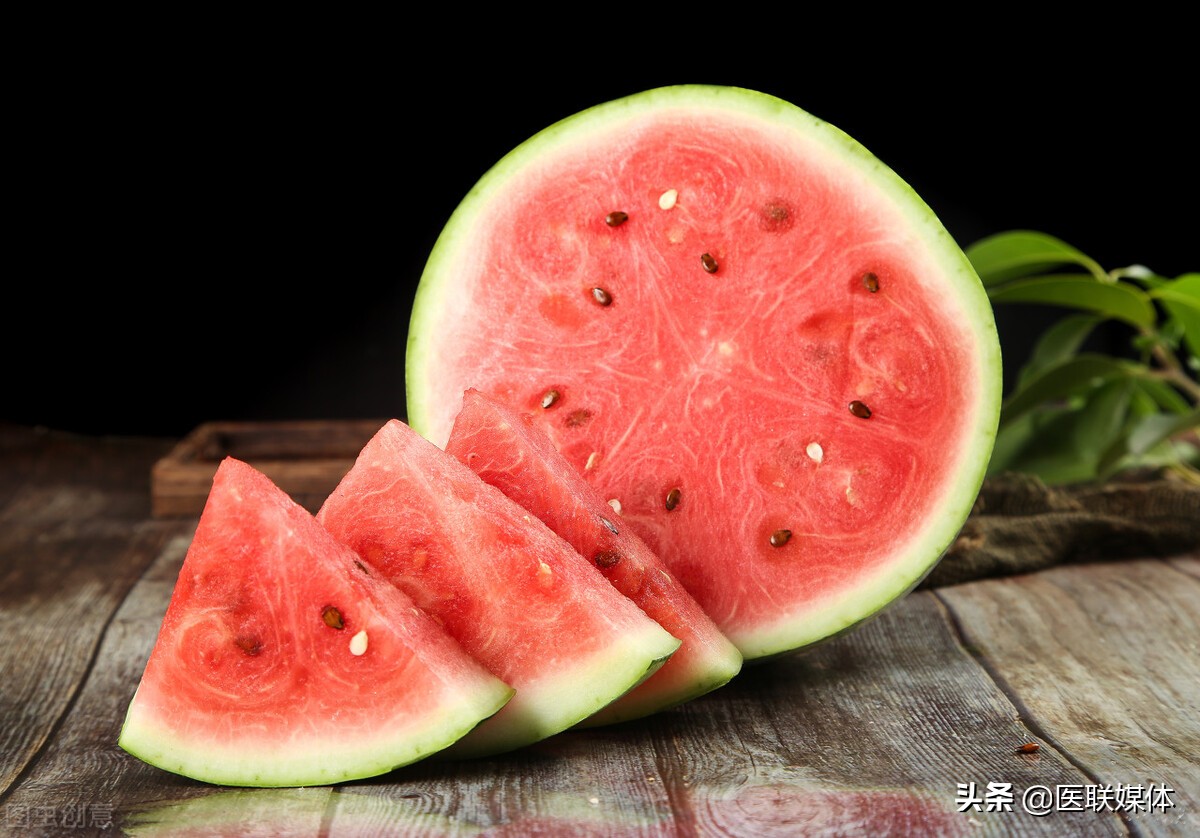 “隔夜冰西瓜”，一口就能吃下8400个细菌？如何愉快“吃瓜”？