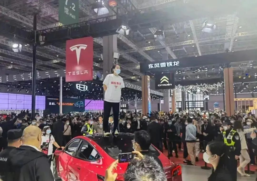 特斯拉究竟安不安全？|《财经》封面