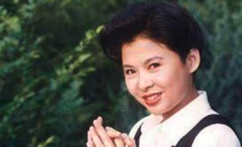 58歲董文華近照曝光，臉部浮腫略顯滄桑，曾為事業堅持不生孩子
