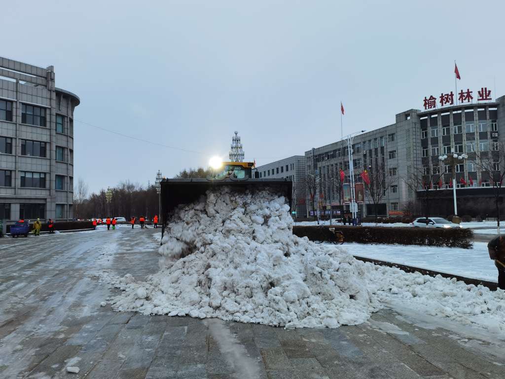 顶风冒雨清积雪，为榆树环卫工人点赞