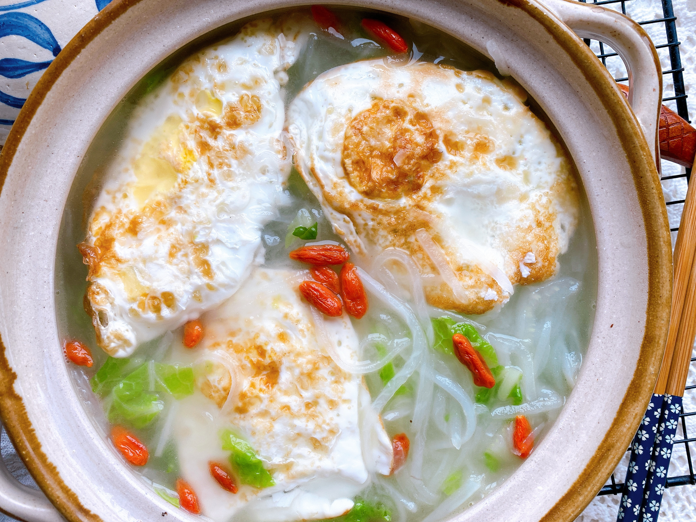 冬天要多喝这“2白汤”，荤素搭配，汤色浓白不油腻，10分钟完成