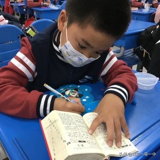 上地实验学校小学部的小可爱 带来了助力冬奥的小宇宙