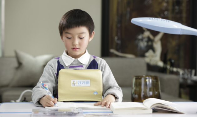 陈赫二胎过生日，朋友竟送“五年高考三年模拟”，网友：多损呢