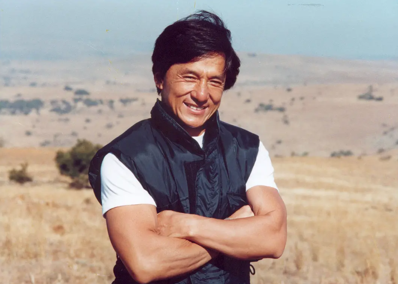 23年前，成龙为悼念恩师从21楼纵身一跃，跳出世界纪录震惊好莱坞