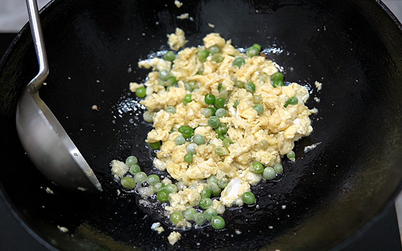 酱油炒饭的做法（教你做简单快手的酱油炒饭）