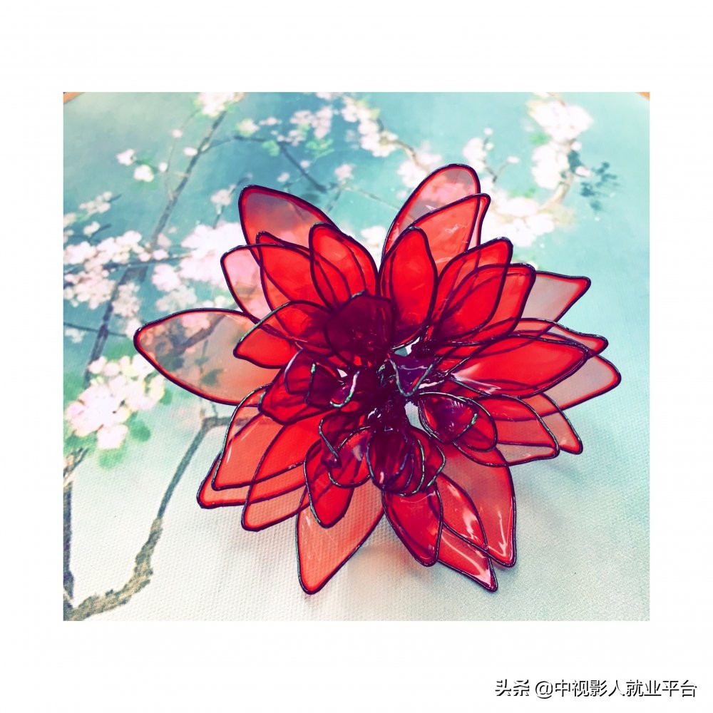 正规化妆培训学校排名-手工饰品水晶花化妆师必备技能之一