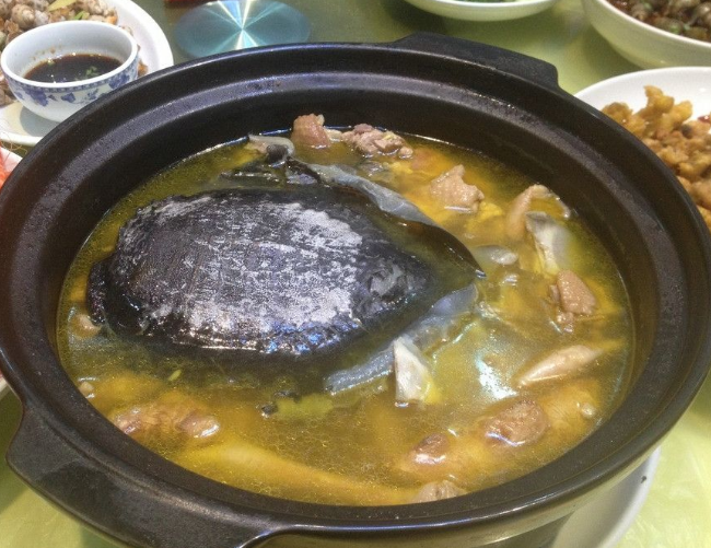 炖甲鱼的时间,把香菇清洗干净,去蒂,切成片,炖汤放素菜有解油腻的作用