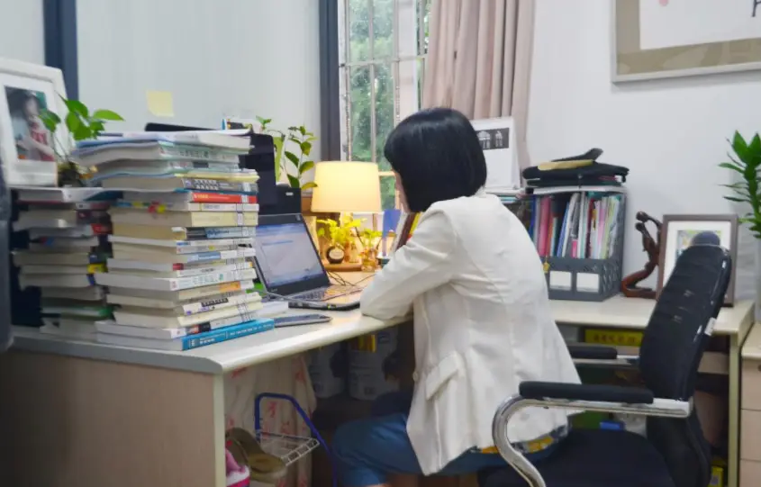 适合女生的长久职业（低学历女生适合的职业）