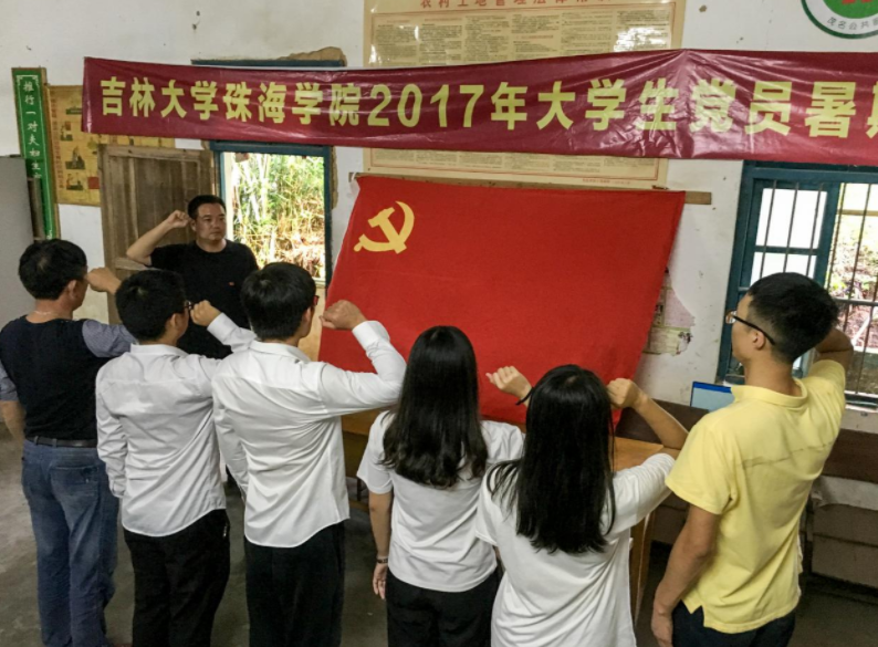 大学生入党有诸多优势，想要顺利入党，学生应该先了解决定权在谁