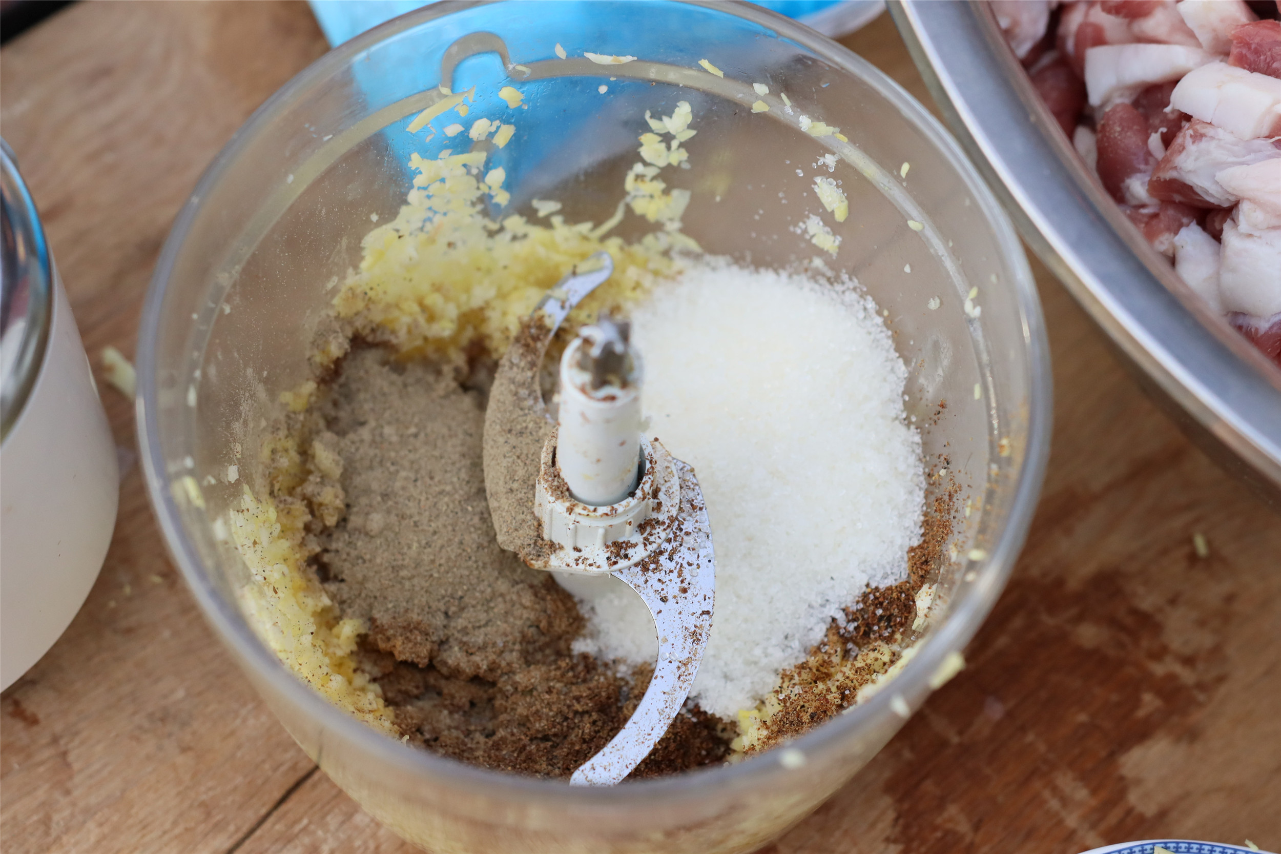 做广式香肠，调味料用“3321”的比例刚好，甜咸可口，味道香