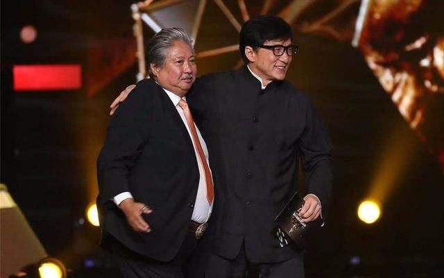 23年前，成龙为悼念恩师从21楼纵身一跃，跳出世界纪录震惊好莱坞