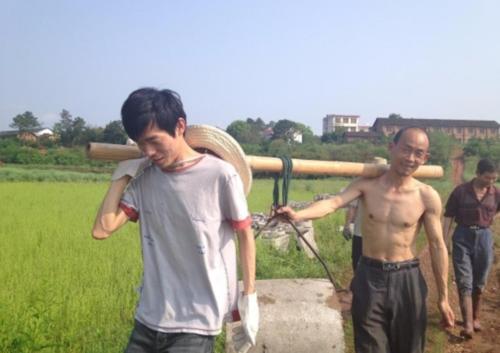 耶鲁毕业放弃百万年薪，扎根基层拿1450工资的秦玥飞，后来怎样了