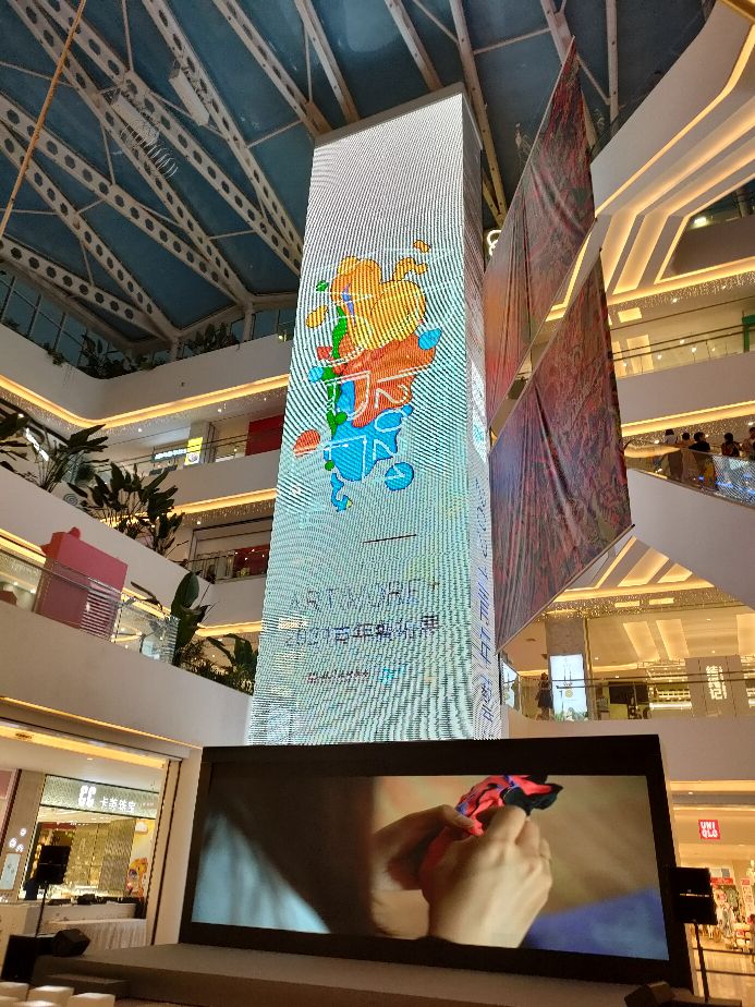 在大商场里看艺术展览是一种什么样的体验？