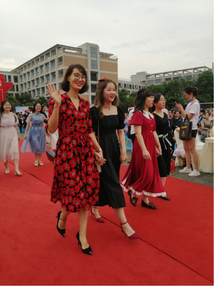 出席18岁！川大附中最特殊毕业成人礼,校长向680余名学生逐一挥手