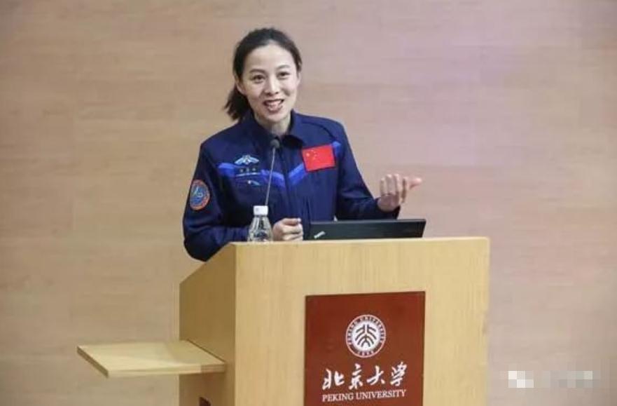 女航天员王亚平学历曝光，竟是北大女博士，上天了也不忘“授课”