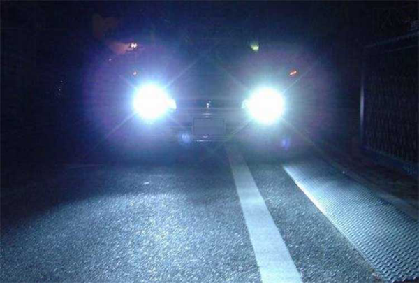 汽车LED灯一定比卤素灯好吗？它们的区别、优缺点你知道吗？