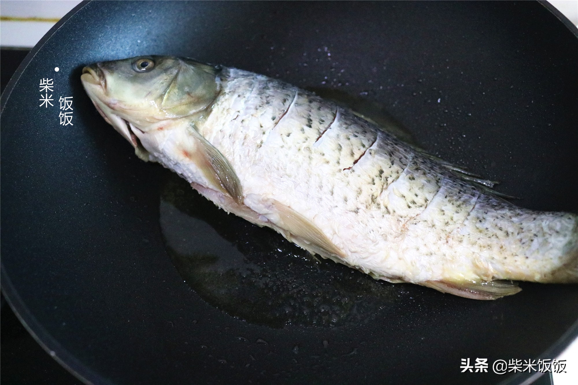 鲤鱼这样做，鱼肉咸鲜入味，一点也不腥，好吃得连汤也不剩