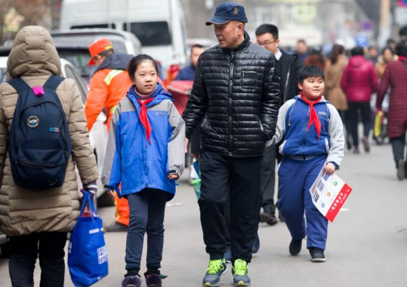 上海“钟点工”火了，父母996工作点无法接孩子放学，有人给解决