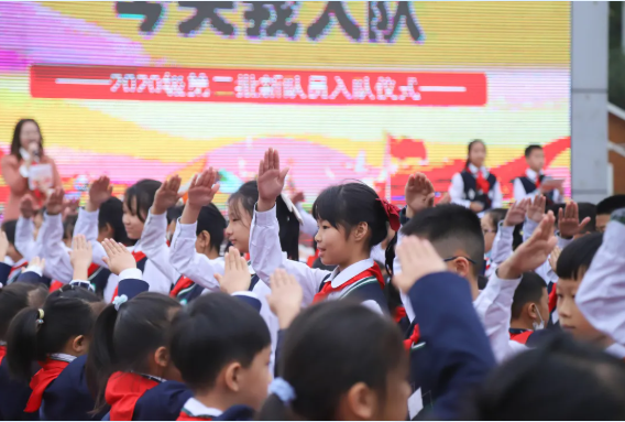 成都市各学校开展“少年先锋队建队日”系列活动