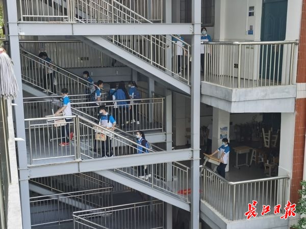 校长门口迎接学生“回家”，学生自觉早自习……高一高二返校复课首日校园这是样的