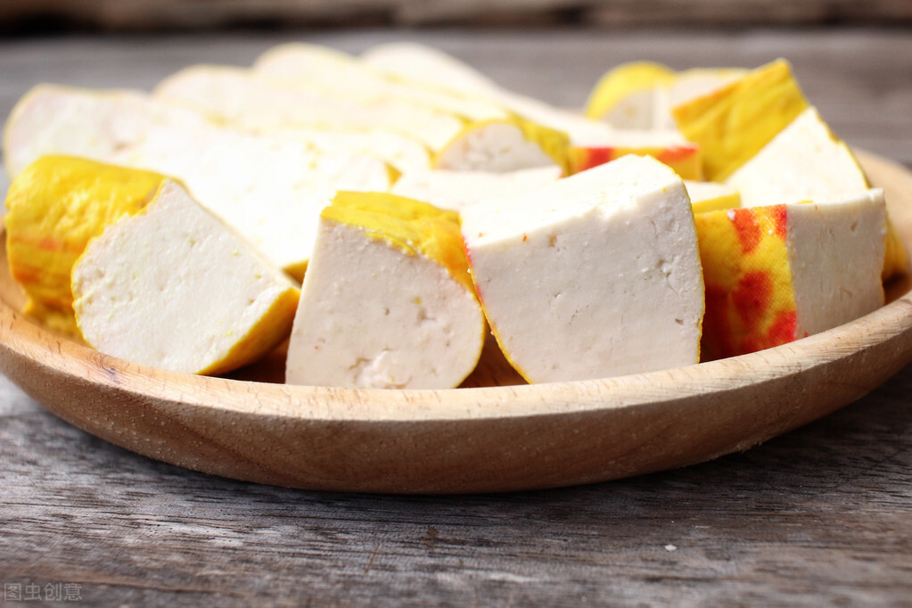 鲫鱼豆腐汤，怎样才能熬出白汤？鱼肉提前煎一步，汤汁更白更香