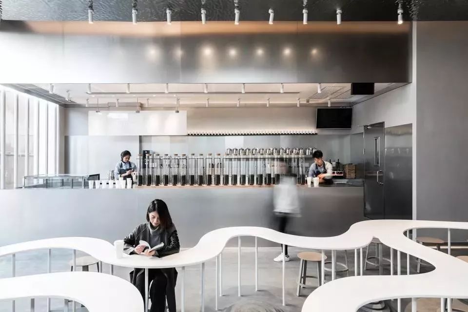 青砖、原木、石材、铝板，喜茶空间如何盘活建筑材料？