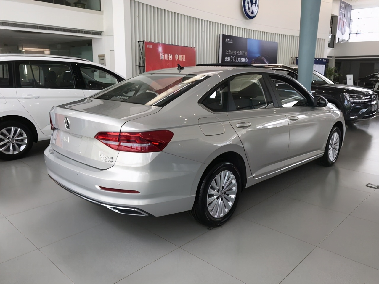 大众朗逸：销量榜第二+6.99万起售，5.5L油耗爱了吗？
