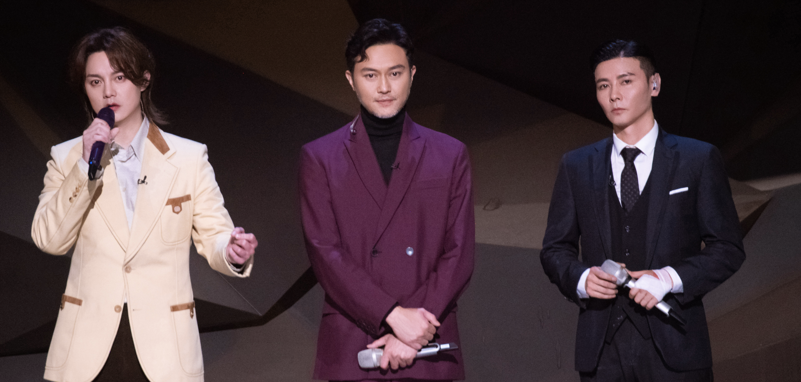 哥哥演出好拼！张智霖蓄白胡子张晋撞玻璃，袁咏仪蔡少芬感动落泪