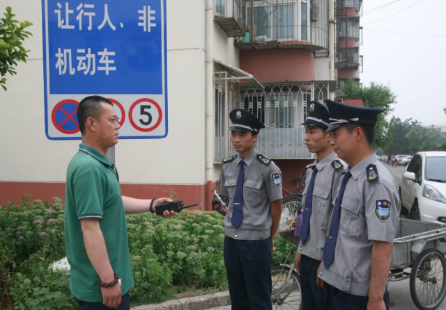 车子被别车挡住，对方又没留电话咋办？用这三招或能轻松解决
