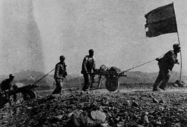 17位老人在宾馆地毯上睡了一夜，他们是谁？