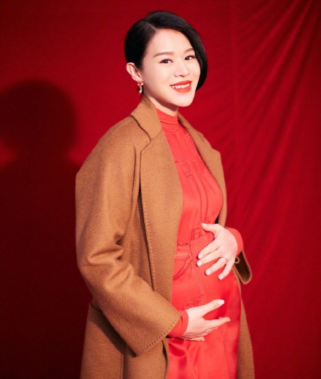 胡杏儿都生3胎了,谁知道她孕期有多美,红色孕装喜庆亮眼