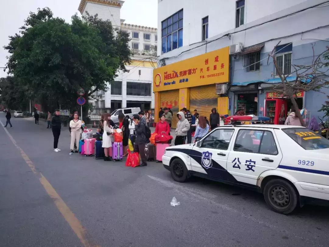 34座大巴车，实际载53个人！超载19人！被深圳交警查获！