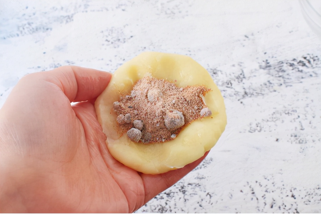 1碗糯米粉加上半勺红糖，做一份好吃解馋的小吃，软糯好吃