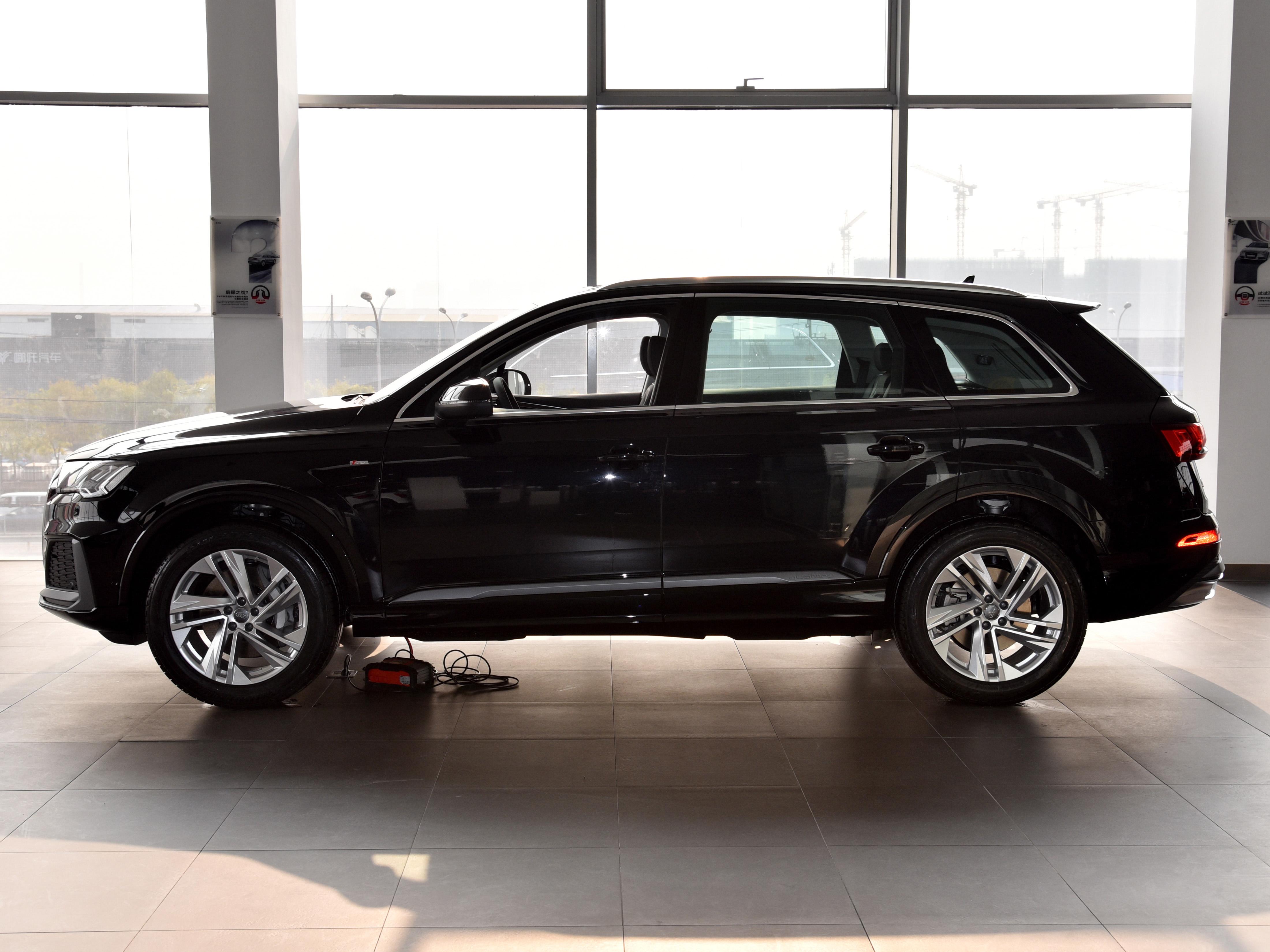老牌进口豪华SUV，车身看着更长，7座+四驱，带你看奥迪Q7