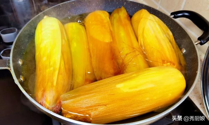 玉米怎么煮(煮玉米，用清水是“外行”，多加2味，玉米个个软糯香甜，真实用)